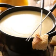 Fondue au fromage suisse classique Fondue oder Racletteplausch Aletsch Arena mit traditionellem Schweizer Käsefondue und Brotstücken im Restaurant Chüestall RiederalpFondue or raclette fun Aletsch Arena with traditional Swiss cheese fondue and slices of bread in the Chüestall Riederalp restaurantFondue ou raclette Aletsch Arena avec fondue au fromage suisse traditionnelle et morceaux de pain au restaurant Chüestall Riederalp