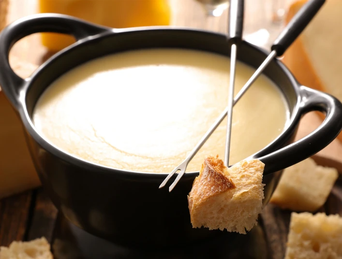 Klassisches Schweizer Käsefondue Fondue oder Racletteplausch Aletsch Arena mit traditionellem Schweizer Käsefondue und Brotstücken im Restaurant Chüestall RiederalpFondue or raclette fun Aletsch Arena with traditional Swiss cheese fondue and slices of bread in the Chüestall Riederalp restaurantFondue ou raclette Aletsch Arena avec fondue au fromage suisse traditionnelle et morceaux de pain au restaurant Chüestall Riederalp