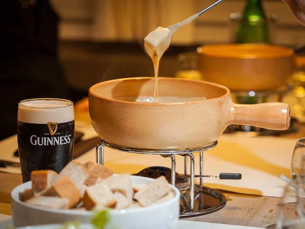 Käsefondue mit Bier im Chüestall Fondue oder Racletteplausch Aletsch Arena im Restaurant Chüestall Riederalp mit cremigem Käsefondue und Guinness Bier