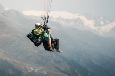 Aletsch Fly Deluxe Vol en parapente dans l'Aletsch Arena avec pilote et invité en tandem devant les Alpes valaisannes