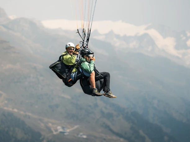 Aletsch Fly Deluxe Vol en parapente dans l'Aletsch Arena avec pilote et invité en tandem devant les Alpes valaisannes