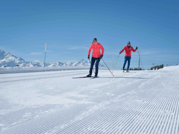 Cross-country skiing on freshly groomed trails Cross-country skiing taster course Bettmeralp in the Aletsch Arena with technique exercises on the cross-country ski trail in front of an Alpine panorama