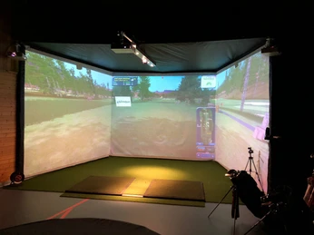 Golf simulator at the Bettmeralp sports center Indoor Golf Bettmeralp im Sportzentrum Bachtla mit modernem Golfsimulator für realistisches SpieltrainingIndoor Golf Bettmeralp in the Bachtla sports center with modern golf simulator for realistic game trainingIndoor Golf Bettmeralp au centre sportif Bachtla avec un simulateur de golf moderne pour un entraînement de jeu réaliste