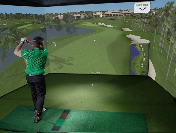 Virtual golf on the Bettmeralp Indoor Golf Bettmeralp im Sportzentrum Bachtla mit Spieler beim Schwung auf virtuellem Golfplatz mit WasserhindernisIndoor Golf Bettmeralp at the Bachtla sports center with players swinging on a virtual golf course with water hazardsIndoor Golf Bettmeralp au centre sportif de Bachtla avec un joueur en train de faire un swing sur un parcours de golf virtuel avec obstacles d'eau