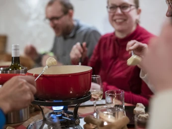 Soirée fondue à la Bättmerhitta Vollmondfondue Bättmerhitta in der Aletsch Arena mit geselliger Fondue-Runde und traditionellem KäsefondueFull moon fondue Bättmerhitta in the Aletsch Arena with a convivial fondue round and traditional cheese fondueFondue à la pleine lune Bättmerhitta dans l'Aletsch Arena avec une ronde conviviale et une fondue au fromage traditionnelle
