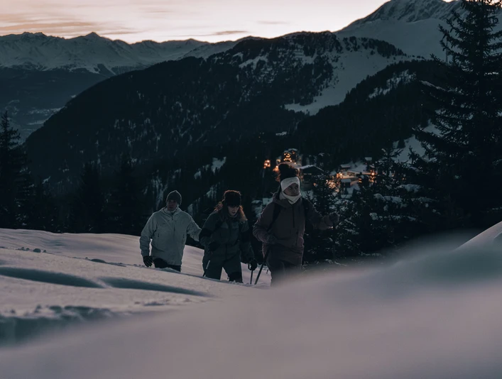Abendstimmung bei Schneeschuhtour Vollmondfondue Bättmerhitta in der Aletsch Arena mit Schneeschuhwanderung bei Sonnenuntergang und Blick auf die BettmeralpFull moon fondue Bättmerhitta in the Aletsch Arena with snowshoe hike at sunset and view of BettmeralpFondue de pleine lune Bättmerhitta dans l'Aletsch Arena avec randonnée en raquettes au coucher du soleil et vue sur la Bettmeralp