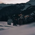 Die Abendstimmung bei einer Schneeschuhwanderung. Vollmondfondue Bättmerhitta in der Aletsch Arena mit Schneeschuhwanderung bei Sonnenuntergang und Blick auf die Bettmeralp