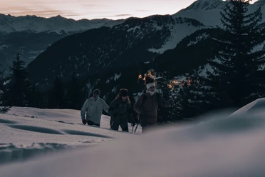 L'atmosphère du soir pendant une randonnée en raquettes Fondue de pleine lune Bättmerhitta dans l'Aletsch Arena avec randonnée en raquettes au coucher du soleil et vue sur la Bettmeralp