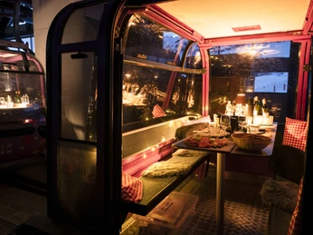Romantic fondue in the gondola Fonduegondel Bettmerhorn mit stimmungsvoller Beleuchtung und gedecktem Tisch für ein winterliches Abendessen in der Aletsch ArenaBettmerhorn fondue gondola with atmospheric lighting and table setting for a winter dinner in the Aletsch ArenaTélécabine à fondue Bettmerhorn avec éclairage d'ambiance et table dressée pour un dîner hivernal dans l'Aletsch Arena