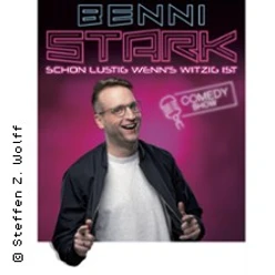 Lächelnde Person vor Comedy-Poster mit neonfarbenem Titelmotiv