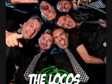Sechs lachende Männer in Schwarz, von oben fotografiert, bilden The Locos-Bandkreis.