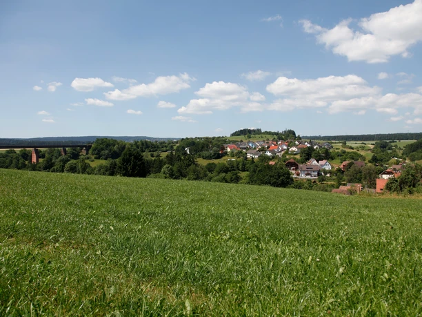 Blick auf Grüntal mit Viadukt