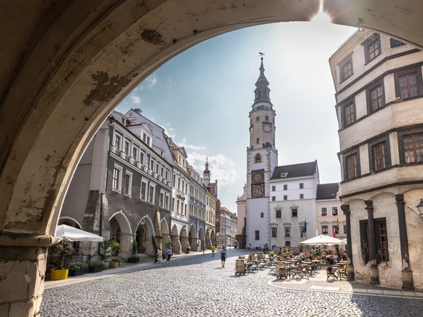 Görlitz_Untermarkt_PhilippHerfortPhotography-8707.jpg Blick durch einen Torbogen auf den historischen Untermarkt von Görlitz mit dem Rathausturm.