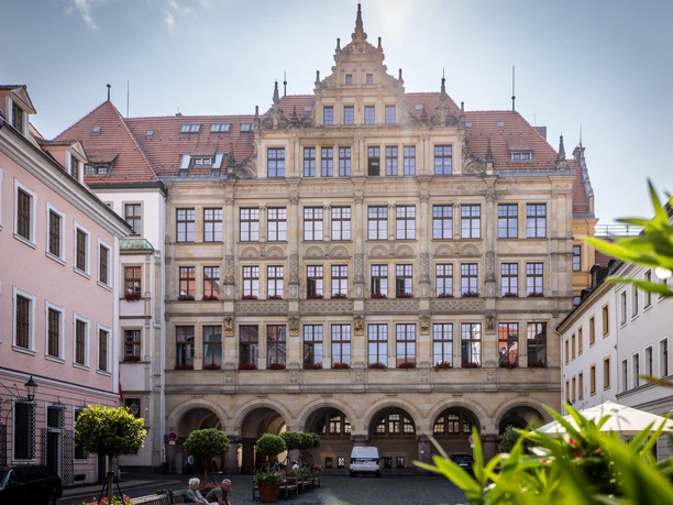Görlitz_Untermarkt_PhilippHerfortPhotography-8738.jpg Historisches Gebäude am Untermarkt in Görlitz mit Renaissance-Architektur und Arkadengang.