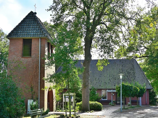 Kapelle Nordloh: Historische Backsteinkapelle mit markantem Turm
