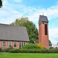 Friedenskirche Augustfehn Die Friedenskirche Augustfehn ist ein eindrucksvoller roter Backsteinturm, umgeben von grünen Büschen und Bäumen