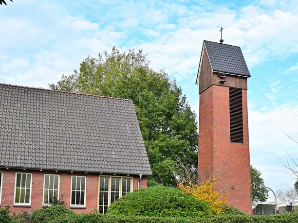 Friedenskirche Augustfehn Die Friedenskirche Augustfehn ist ein eindrucksvoller roter Backsteinturm, umgeben von grünen Büschen und Bäumen