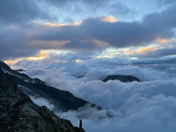 Morgenstimmung über der Aletsch Arena Nachtwanderung Bettmeralp Belalp mit Blick auf die nebelverhangenen Berge im ersten Licht des Tages über der Aletsch ArenaNight hike Bettmeralp Belalp with a view of the mist-covered mountains in the first light of day over the Aletsch ArenaRandonnée nocturne Bettmeralp Belalp avec vue sur les montagnes couvertes de brume aux premières lueurs du jour sur l'Aletsch Arena