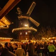 Weihnachtsmarkt-Wiegboldsbur.jpg viele Menschen auf einen Platz vor einer Windmühle, die beleuchtet istmany people on a square in front of a windmill, which is illuminatedmange mennesker på en plads foran en vindmølle, som er oplystveel mensen op een plein voor een windmolen, die verlicht is