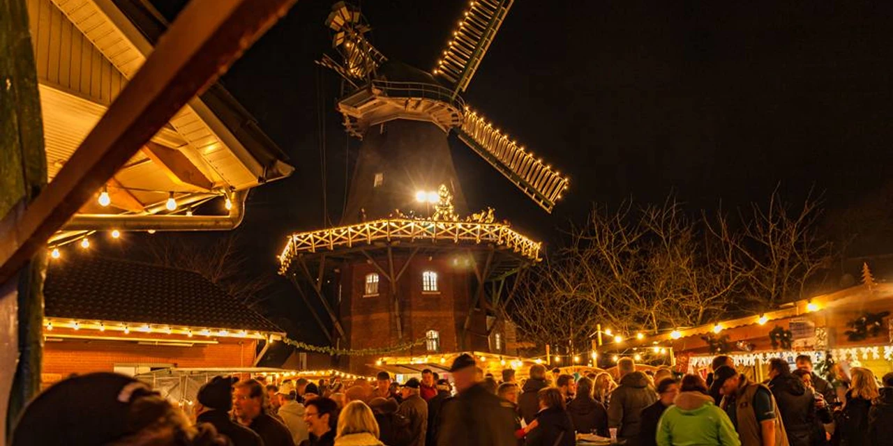 Weihnachtsmarkt-Wiegboldsbur.jpg viele Menschen auf einen Platz vor einer Windmühle, die beleuchtet istmany people on a square in front of a windmill, which is illuminatedmange mennesker på en plads foran en vindmølle, som er oplystveel mensen op een plein voor een windmolen, die verlicht is
