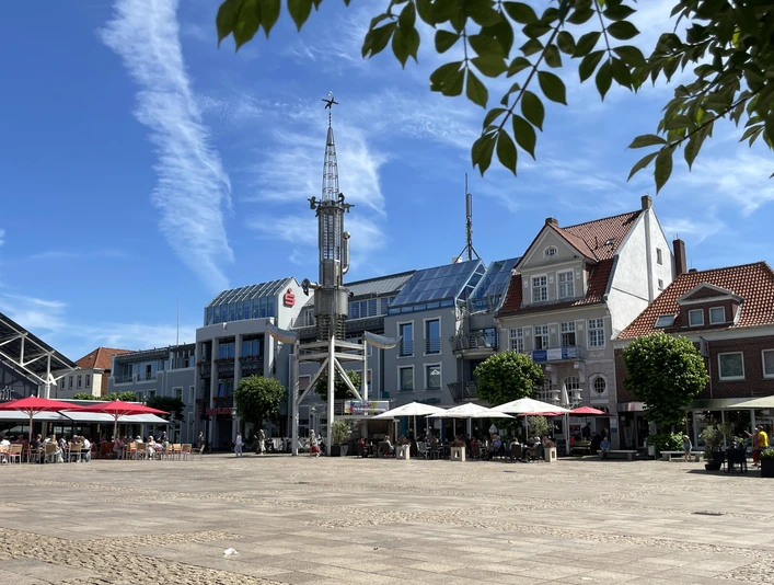 Marktplatz Aurich Übersicht mit Cafés Marktplatz Aurich Übersicht mit Cafés