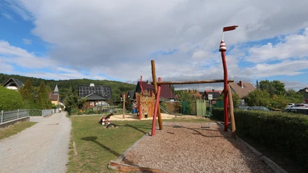 Spielplatz Trift Hasserode mit Schaukel, Kletterturm und Rutsche in Wernigerode.