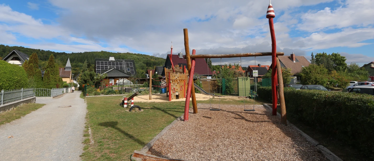 Spielplatz Trift Hasserode mit Schaukel, Kletterturm und Rutsche in Wernigerode.