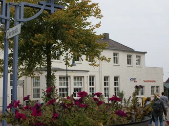 Tourist-Info Aurich mit Kiosk am ZOB Tourist-Info Aurich mit Kiosk am ZOB