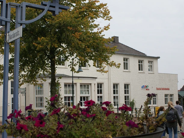 Tourist-Info Aurich mit Kiosk am ZOB Tourist-Info Aurich mit Kiosk am ZOB