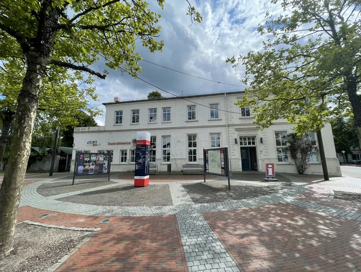 Tourist Information Aurich mit Vorplatz Tourist Information Aurich mit Vorplatz