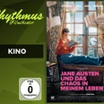 filmplakat-janeaustenunddaschaosinmeinemleben.jpg Frau sitzt lesend auf Fensterbank, draußen blicken zwei Alpakas herein, Bücher fliegen im Raum.