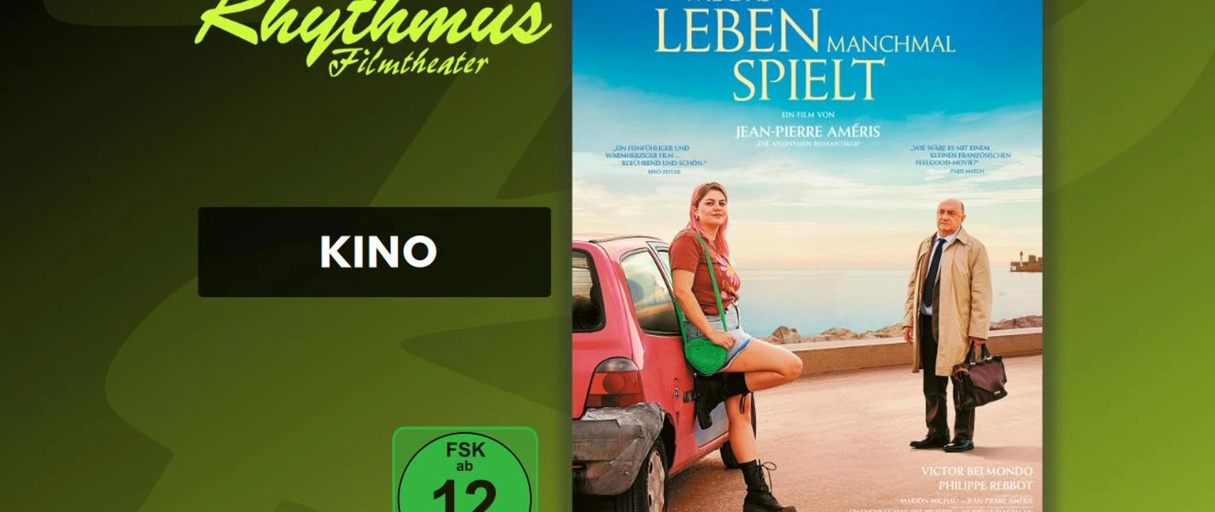 filmplakat-wiedaslebenmanchmalspielt.jpg Filmplakat „Wie das Leben manchmal spielt“ mit einer Frau auf Auto und älterem Mann am Meer.