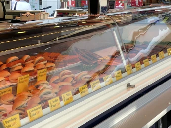 Wochenmarkt Aurich Fischbrötchen und Räucheraal Wochenmarkt Aurich Fischbrötchen und RäucheraalAurich weekly market Fish sandwiches and smoked eelAurichs ugentlige marked Fiskesandwich og røget ålAurich weekmarkt Broodjes vis en gerookte paling