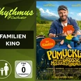 Filmplakat zu „Pumuckl und das große Missverständnis“ mit lachendem Mann auf Traktor und Pumuckl.