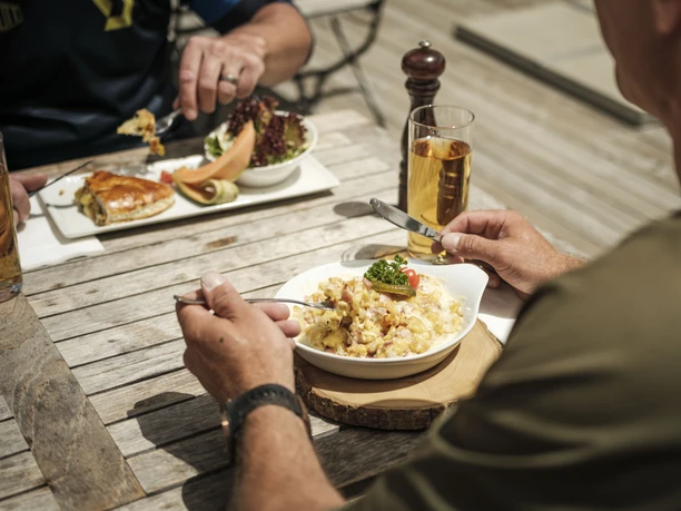 Walliser Spezialitäten für Biker Bike Genuss Tour Aletsch Arena mit Bikern beim Genuss regionaler Walliser Spezialitäten auf der Sonnenterrasse nach der Tour