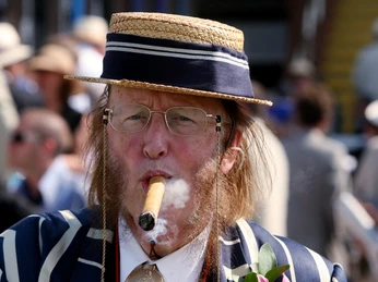 Südengland & Cornwall - Mann mit Backenbart.jpg Das Bild zeigt einen Mann mit Backenbart und Zigarre im Mund