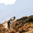 Un trailride plein d'action dans le Haut-Valais Oberwalliser Bikepass mit Bikern auf einem staubigen Singletrail in Bellwald bei spätsommerlichem Licht und BergkulisseUpper Valais bike pass with bikers on a dusty single trail in Bellwald in late summer light and against a mountain backdropBikepass haut-valaisan avec des vététistes sur un singletrail poussiéreux à Bellwald dans une lumière et un décor de montagne de fin d'été
