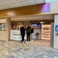 Bispingen-Touristik-Center-Parcs.jpg Empfangsbereich der Bispingen Touristik im Center Parcs mit Informationsschalter, Personal und Besuchern.