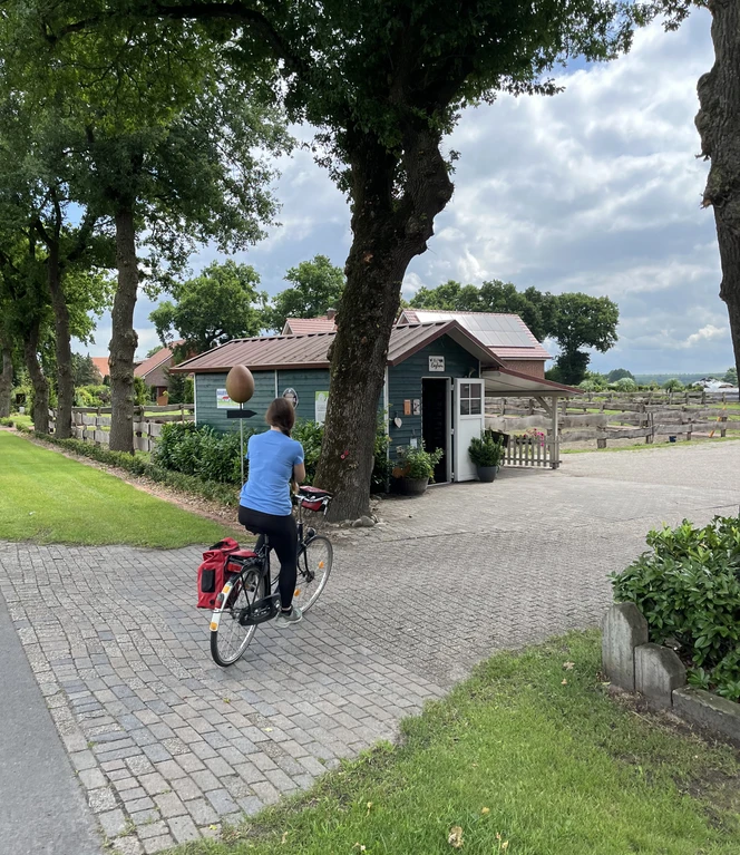 Mit Schwung geht es zur ersten Verkaufshütte.jpeg