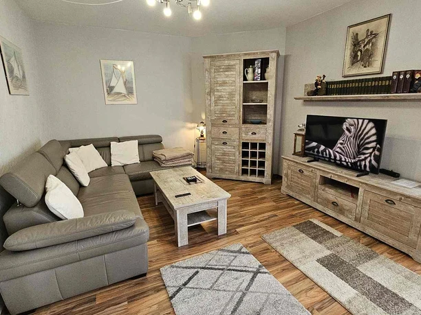 Gästewohnungen Akazie Bild 1-Wohn.jpg Blick in das Wohnzimmer der Wohnung 1 der Gästewohnung Akazie