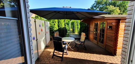 Blick auf die Terrasse der Gästewohnungen Akazie in Löhne