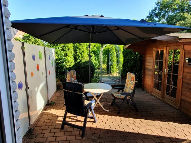 Blick auf die Terrasse der Gästewohnungen Akazie in Löhne