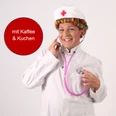 Kaffeeklatsch Schwester Lilli (Foto Lilli).png Lilli im Krankenschwester-Kostüm mit Lockenwicklern und Stetoskop