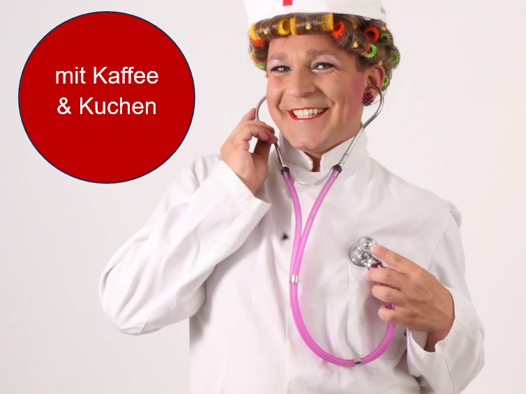 Kaffeeklatsch Schwester Lilli (Foto Lilli).png Lilli im Krankenschwester-Kostüm mit Lockenwicklern und Stetoskop