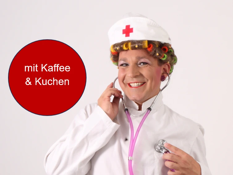 Kaffeeklatsch Schwester Lilli (Foto Lilli).png Lilli im Krankenschwester-Kostüm mit Lockenwicklern und Stetoskop