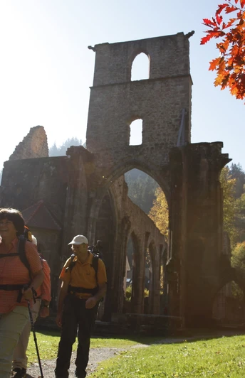 Wanderer an der Klosterruine Allerheiligen