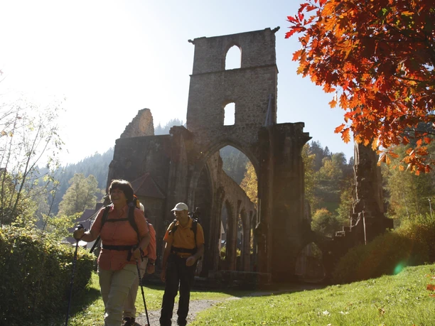 Wanderer an der Klosterruine Allerheiligen