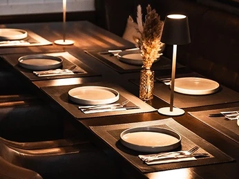 Ambrosia Restaurant Enger IMG_9260.jpg Gedeckter Tisch mit Stehlampen im Ambrosia Restaurant Enger