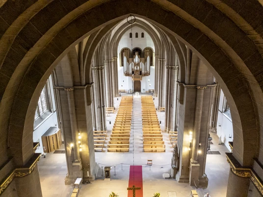 Öffentliche Domführung.jpg Auf dem Bild ist der Innenbereich des Doms zu sehen.