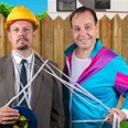 Campingfreunde (Foto ZIMMER.THEATER).jpg Stefan Marx und Simon Hillebrand vor einem Wohnwagen